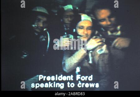 Apollo-Soyuz Teleclip -' Präsident Ford sprechen mit Besatzungen..." Untertitel - Apollo Sojus Test Projekt - Sojus 19 & Apollo CSM-111 - Foto direkt vom Farb-TV in Großbritannien von "Harry" (Die unbekannter Fotograf) während der Live-übertragungen im Juli 1975. Die APOLLO-SOJUS Test Projekt (Astp) (Russisch: Экспериментальный полёт" Аполлон" - "Союз" (ЭПАС), Eksperimentalniy polyot Apollon-Soyuz, lit. "Experimentelle Flug Apollo-Soyuz', allgemein bezeichnet, die von den Sowjets als Sojus - Apollo), im Juli 1975 durchgeführt wurde, war die erste gemeinsame amerikanisch-sowjetische Raumfahrt. Stockfoto