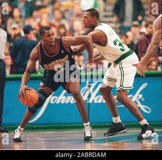 Denver Nuggets Ghris Gatling und Boston Celtics #34 Paul Pierce im Basketball spiel action im Fleet Center in Boston, Ma USA Foto von Bill belknap Stockfoto