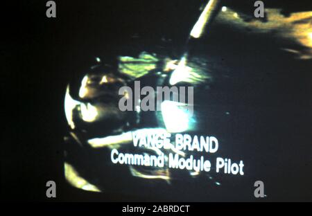 - Teleclip Apollo-Soyuz Test Projekt - "Vance Brand-Befehl Modul Pilot' Untertitel; - Sojus 19 mit Apollo CSM-111 angedockt - Foto direkt vom Farb-TV in Großbritannien von "Harry" (Die unbekannter Fotograf) während der Live-übertragungen im Juli 1975. Die APOLLO-SOJUS Test Projekt (Astp) (Russisch: Экспериментальный полёт" Аполлон" - "Союз" (ЭПАС), Eksperimentalniy polyot Apollon-Soyuz, lit. "Experimentelle Flug Apollo-Soyuz', allgemein bezeichnet, die von den Sowjets als Sojus - Apollo), im Juli 1975 durchgeführt. Stockfoto