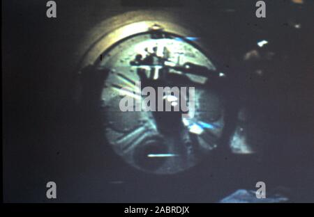Teleclip - Apollo Sojus - Alexei Leonov im inneren Befehl Modul von Sojus 19 Momente vor seinem historischen Handshake mit Tom Stafford - Foto direkt vom Farb-TV in Großbritannien von "Harry" (Die unbekannter Fotograf) während der Live-übertragungen im Juli 1975. Die APOLLO-SOJUS Test Projekt (Astp) (Russisch: Экспериментальный полёт" Аполлон" - "Союз" (ЭПАС), Eksperimentalniy polyot Apollon-Soyuz, lit. "Experimentelle Flug Apollo-Soyuz', allgemein bezeichnet, die von den Sowjets als Sojus - Apollo), im Juli 1975 durchgeführt wurde, war die erste gemeinsame amerikanisch-sowjetische Raumfahrt. Stockfoto