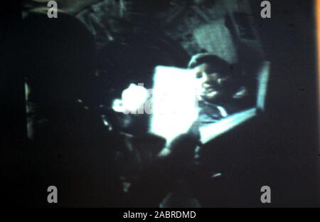 Teleclip Apollo Sojus Test Projekt - Alexei Leonov im Raumschiff Sojus 19 - Foto direkt vom Farb-TV in Großbritannien von "Harry" (Die unbekannter Fotograf) während der Live-übertragungen im Juli 1975. Die APOLLO-SOJUS Test Projekt (Astp) (Russisch: Экспериментальный полёт" Аполлон" - "Союз" (ЭПАС), Eksperimentalniy polyot Apollon-Soyuz, lit. "Experimentelle Flug Apollo-Soyuz', allgemein bezeichnet, die von den Sowjets als Sojus - Apollo), im Juli 1975 durchgeführt. Stockfoto