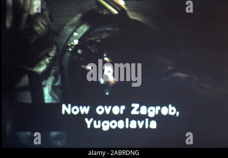 Teleclip' jetzt über Zagreb, Jugoslawien" Momente vor dem historischen Händedruck zwischen Stafford und Leonov-Foto direkt vom Farb-TV in Großbritannien von "Harry" (Die unbekannter Fotograf) während der Live-übertragungen im Juli 1975. Die APOLLO-SOJUS Test Projekt (Astp) (Russisch: Экспериментальный полёт" Аполлон" - "Союз" (ЭПАС), - Eksperimentalniy polyot Apollon-Soyuz, lit. "Experimentelle Flug Apollo-Soyuz', allgemein bezeichnet, die von den Sowjets als Sojus - Apollo), im Juli 1975 durchgeführt wurde, war die erste gemeinsame amerikanisch-sowjetische Raumfahrt. Stockfoto