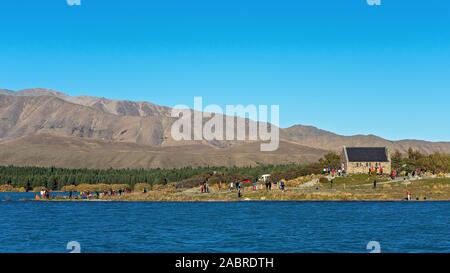 Die Kirche des Guten Hirten, als über das Wasser des Lake Tekapo gesehen Stockfoto