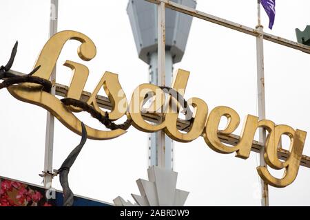 Göteborg, Schweden. 2 Nov, 2019. Liseberg Schild am Eingangstor der grösste Vergnügungspark der Skandinavien gesehen, in Göteborg. Der Park bietet Abenteuer, Musik, Spiele, gutes Essen und schöne Gärten. Credit: Karol Serewis/SOPA Images/ZUMA Draht/Alamy leben Nachrichten Stockfoto