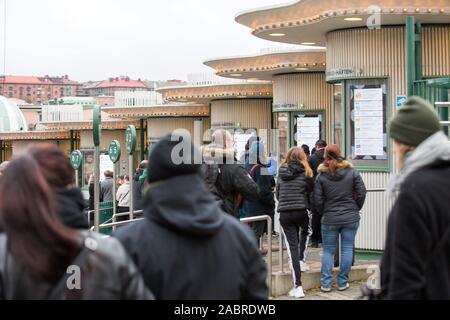 Göteborg, Schweden. 2 Nov, 2019. Die Menschen in den Warteschlangen an der Kasse der grösste Vergnügungspark der Skandinavien, in Göteborg. Der Park bietet Abenteuer, Musik, Spiele, gutes Essen und schöne Gärten. Credit: Karol Serewis/SOPA Images/ZUMA Draht/Alamy leben Nachrichten Stockfoto