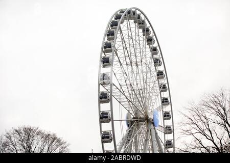 Göteborg, Schweden. 2 Nov, 2019. Riesenrad auf größte Vergnügungspark der Skandinavien gesehen, in Göteborg. # Der Park bietet Abenteuer, Musik, Spiele, gutes Essen und schöne Gärten. Credit: Karol Serewis/SOPA Images/ZUMA Draht/Alamy leben Nachrichten Stockfoto