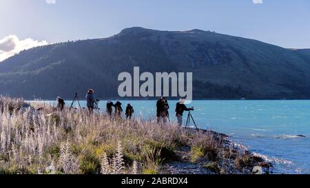 Fotografen Einrichten am Ufer des Lake Tekapo in Neuseeland Stockfoto