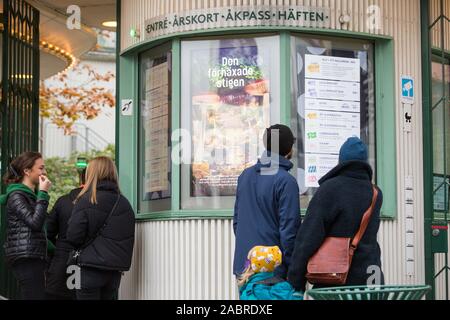 Göteborg, Schweden. 2 Nov, 2019. Die Menschen in den Warteschlangen an der Kasse der grösste Vergnügungspark der Skandinavien, in Göteborg. Der Park bietet Abenteuer, Musik, Spiele, gutes Essen und schöne Gärten. Credit: Karol Serewis/SOPA Images/ZUMA Draht/Alamy leben Nachrichten Stockfoto