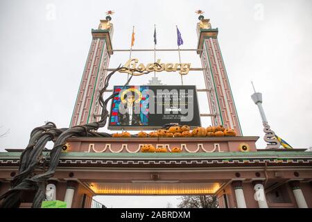 Göteborg, Schweden. 2 Nov, 2019. Liseberg Schild am Eingangstor der grösste Vergnügungspark der Skandinavien gesehen, in Göteborg. Der Park bietet Abenteuer, Musik, Spiele, gutes Essen und schöne Gärten. Credit: Karol Serewis/SOPA Images/ZUMA Draht/Alamy leben Nachrichten Stockfoto