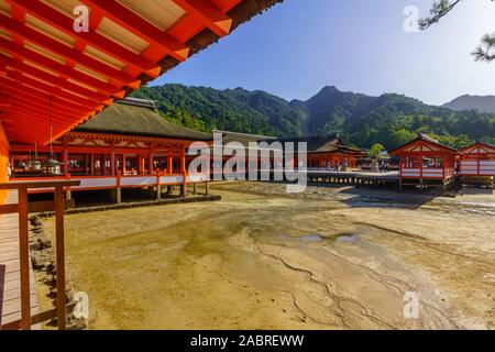 Miyajima, Japan - Oktober 13, 2019: Blick auf den Itsukushima Schrein, bei Ebbe, mit Besuchern, in Miyajima (itsukushima) Island, Japan Stockfoto