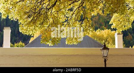 Die dachlinie eines historischen Cottage gegen Goldener Herbst Laub in Arrowtown, Neuseeland Stockfoto