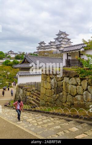 Himeji, Japan - Oktober 14, 2019: Blick auf das Schloss Himeji, datiert 1333, mit Besuchern, in der Stadt Himeji, Hyogo Präfektur, Japan Stockfoto