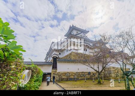 Himeji, Japan - Oktober 14, 2019: Blick auf das Schloss Himeji, datiert 1333, mit Besuchern, in der Stadt Himeji, Hyogo Präfektur, Japan Stockfoto