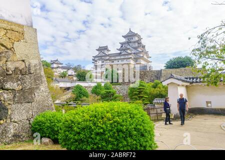 Himeji, Japan - Oktober 14, 2019: Blick auf das Schloss Himeji, datiert 1333, mit Besuchern, in der Stadt Himeji, Hyogo Präfektur, Japan Stockfoto