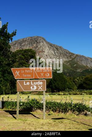 Straße-Zeichen für Le Lude Weingut in Franschhoek. Stockfoto