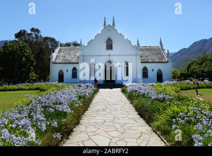 Die Niederländische Reformierte Kirche in der Stadt von Franschhoek in Südafrikas Western Cape. Stockfoto