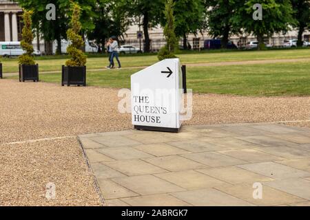LONDON, UK, 28. Mai 2019: direktionale Zeichen für das Queen's House, Greenwich, London Stockfoto