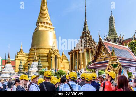 Bangkok, Thailand - 17. November 2019: Touristen im Grand Palace eine bekannte touristische Destination mit dem Tempel des Smaragd-Buddha.