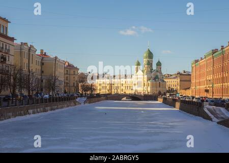 Winter sonniger Tag in St. Petersburg. Kirche von St. Isidor Yuryevsky am Ufer der Griboedov Kanal Stockfoto
