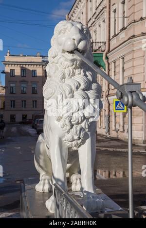 Eine der vier Löwen auf dem Löwen Brücke über den Griboedov Kanal close-up. Alte Fußgänger-Hängebrücke im Jahr 1826 erbaut, St. Petersburg, Russland Stockfoto