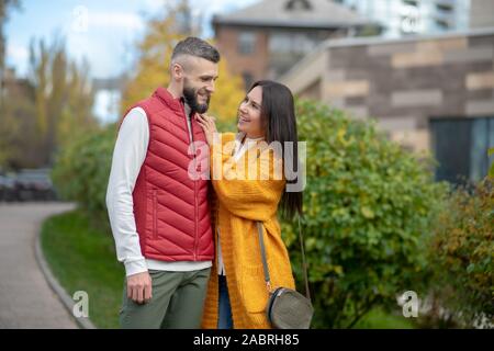 Schöne Zeit. Schöne positive Paar lächelnd, während Ihre angenehmen Tag genießen. Stockfoto