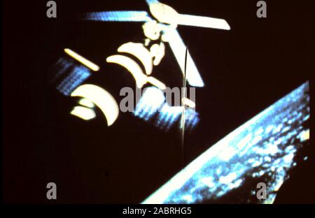 Teleclip Apollo Sojus Test Projekt - Apollo CSM-111 Docking mit einer Sojus 19 Raumschiff-Foto direkt vom Farb-TV in Großbritannien von "Harry" (Die unbekannter Fotograf) während der Live-übertragungen im Juli 1975. Die APOLLO-SOJUS Test Projekt (Astp) (Russisch: Экспериментальный полёт" Аполлон" - "Союз" (ЭПАС), Eksperimentalniy polyot Apollon-Soyuz, lit. "Experimentelle Flug Apollo-Soyuz', allgemein bezeichnet, die von den Sowjets als Sojus - Apollo), im Juli 1975 durchgeführt. Die APOLLO-SOJUS Test Projekt (Astp) (Russisch: Экспериментальный полёт" Аполлон" - "Союз" (ЭПАС), Eksperimentalniy polyot Stockfoto