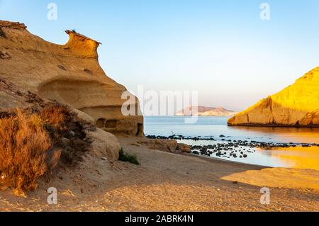 Aguilas, geschützten Marine Park der vier Buchten, auf das Mittelmeer von Murcia, eine touristische Destination in Spanien: "Cala Cerrada'. Stockfoto