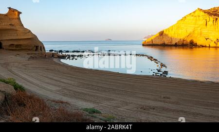 Aguilas, geschützten Marine Park der vier Buchten, auf das Mittelmeer von Murcia, eine touristische Destination in Spanien: "Cala Cerrada'. Stockfoto