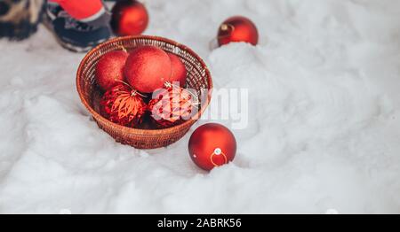 Roten Weihnachtskugeln im Schnee Stockfoto