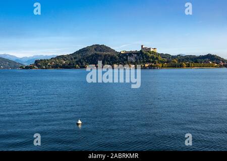 Anzeigen von Borromeo Burg (Rocca di Angera) von Arona Waterfront am Ufer des Lago Maggiore, Piemont, Italien Stockfoto