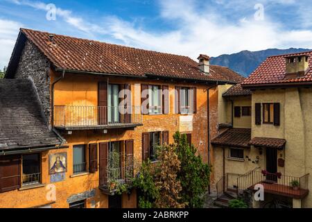 Typischen bunten Häuser entlang einen Innenhof in Locarno Altstadt gesäumt, Kanton Tessin, Schweiz Stockfoto
