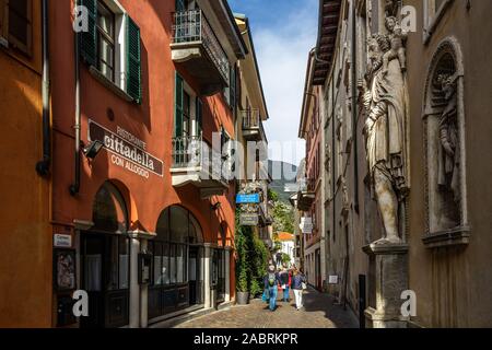 Blick auf die Via Cittadella, der Haupteinkaufsstraße von Locarno. Locarno, Tessin, Schweiz, Oktober 2019 Stockfoto