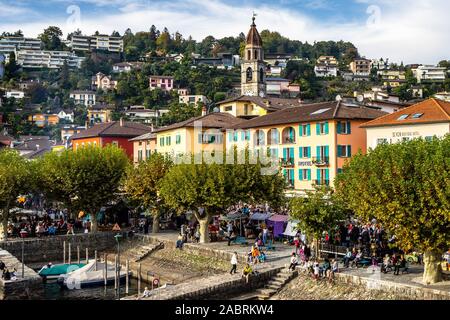 Bunte Häuser und Hotels an der Uferpromenade von Ascona, einem typischen Ferienort am Ufer des Lago Maggiore. Ascona, im Kanton Tessin, Schweiz. Stockfoto