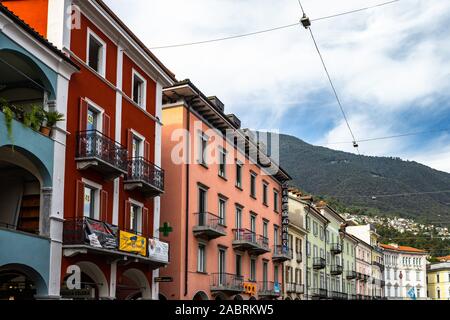 Bunte Häuser auf der Piazza Grande, dem Hauptplatz der Altstadt von Locarno. Locarno, Tessin, Schweiz, Oktober 2019 Stockfoto