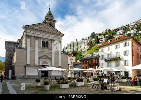 Piazza Sant Antonio ist einer der am meisten belebten Platz von Locarno in der Altstadt. Locarno, Tessin, Schweiz, Oktober 2019 Stockfoto