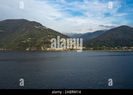 Landschaft des Lago Maggiore bei Sonnenuntergang von einer Fähre Kreuzfahrten auf dem See, Italien Stockfoto