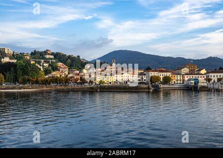 Anzeigen von Luino aus einer Fähre Kreuzfahrt am Lago Maggiore, Lombardei, Italien Stockfoto