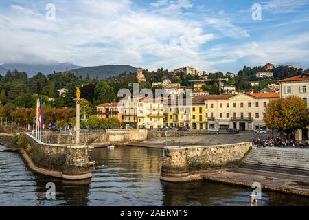 Bunte Hafen von Luino, einer kleinen Stadt am Ufer des Lago Maggiore. Luino, Lombardei, Italien, Oktober 2019 Stockfoto