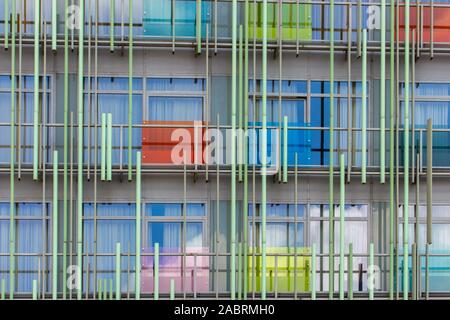 Die Fassade eines modernen Gebäudes, einer abstrakten architektonischen Lösung, multi-transparente Platten und Rohre aus Metall bei der Gestaltung von modernen Gehäuse gefärbt. Stockfoto