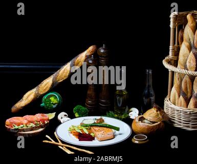 Gebratener Lachs mit Gemüse und Zwiebel Suppe in Brot Stockfoto