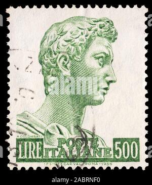 Italien - ca. 1956: eine Briefmarke von Italien gedruckt, zeigt, Skulptur Kopf St. George, von Donatello, ca. 1956 Stockfoto