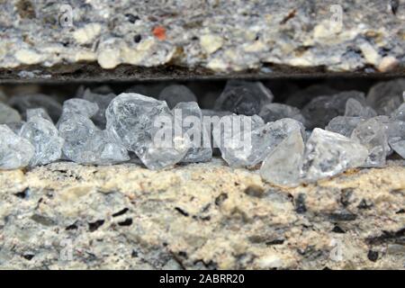 Geschlossene Diamanten in Stein, fast wie in Wirklichkeit Stockfoto