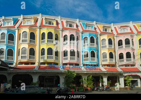 Das farbenfroh bemalte Phuket Center Apartment in Phuket Town (Phuket City), Phuket, Thailand Stockfoto