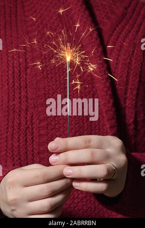 Hände Girl Holding funkelt Schießen im Studio Stockfoto