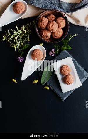 Gesunde Ernährung Konzept Hausgemachte orgain Schokoladentrüffel auf schwarzen Hintergrund mit Kopie Raum Stockfoto