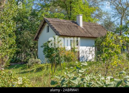 Kleines Haus in sonniger Garten Landschaft in der Nähe von Podersdorf am See im Burgenland in Österreich Stockfoto