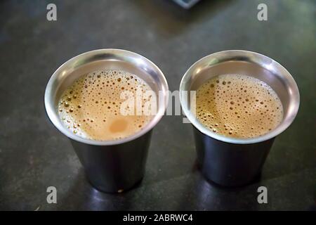 South Indian Kaffee in Stahl Gläser, Anbauteile innen Stockfoto