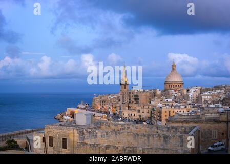 Skyline von Valletta bei Sonnenuntergang mit Basilika und St. Paul's Anglican Cathedral. Malta