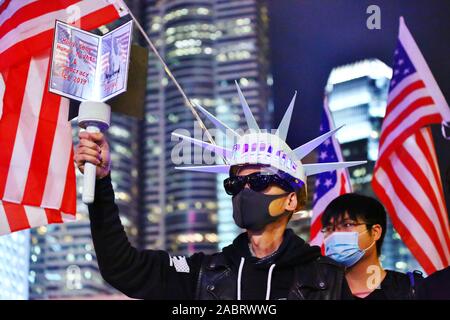 Hong Kong. 28 Nov, 2019. Tausende von pro-demokratischen Demonstranten versammeln sich in Edinburgh in Hongkong teil in einem Thanksgiving Day Rally zu nehmen, nachdem Präsident Donald Trump das föderale Gesetz unterzeichnet, die Hong Kong Menschenrechte und Demokratie handeln, am 27. November 2019. Credit: Gonzales Foto/Alamy leben Nachrichten Stockfoto