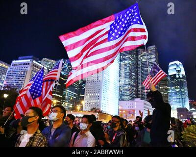 Hong Kong. 28 Nov, 2019. Tausende von pro-demokratischen Demonstranten versammeln sich in Edinburgh in Hongkong teil in einem Thanksgiving Day Rally zu nehmen, nachdem Präsident Donald Trump das föderale Gesetz unterzeichnet, die Hong Kong Menschenrechte und Demokratie handeln, am 27. November 2019. Credit: Gonzales Foto/Alamy leben Nachrichten Stockfoto